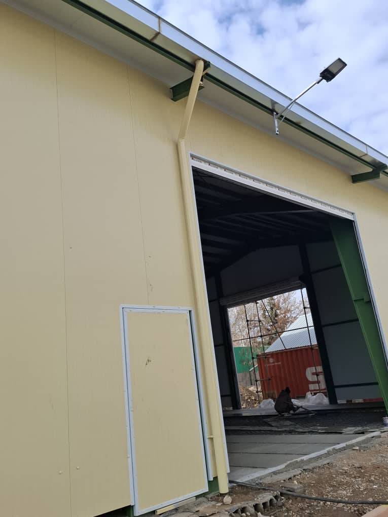 پروژه سوله شرکت گندمکوب – اسکلت فلزی پیش‌ساخته با پوشش ساندویچ پانل مامتوت