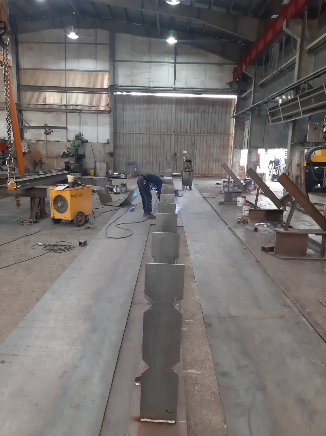 پروژه ساخت و نصب پل جرثقیل سقفی – اجرای حرفه‌ای توسط افق سوله آریا