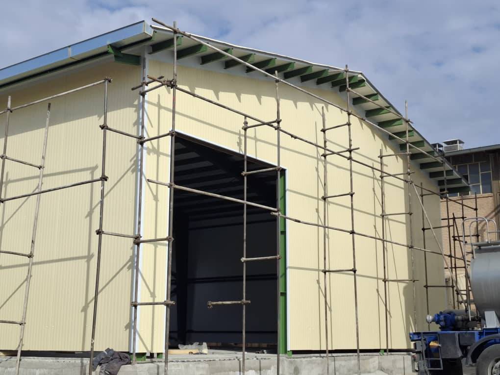 پروژه سوله شرکت گندمکوب – اسکلت فلزی پیش‌ساخته با پوشش ساندویچ پانل مامتوت