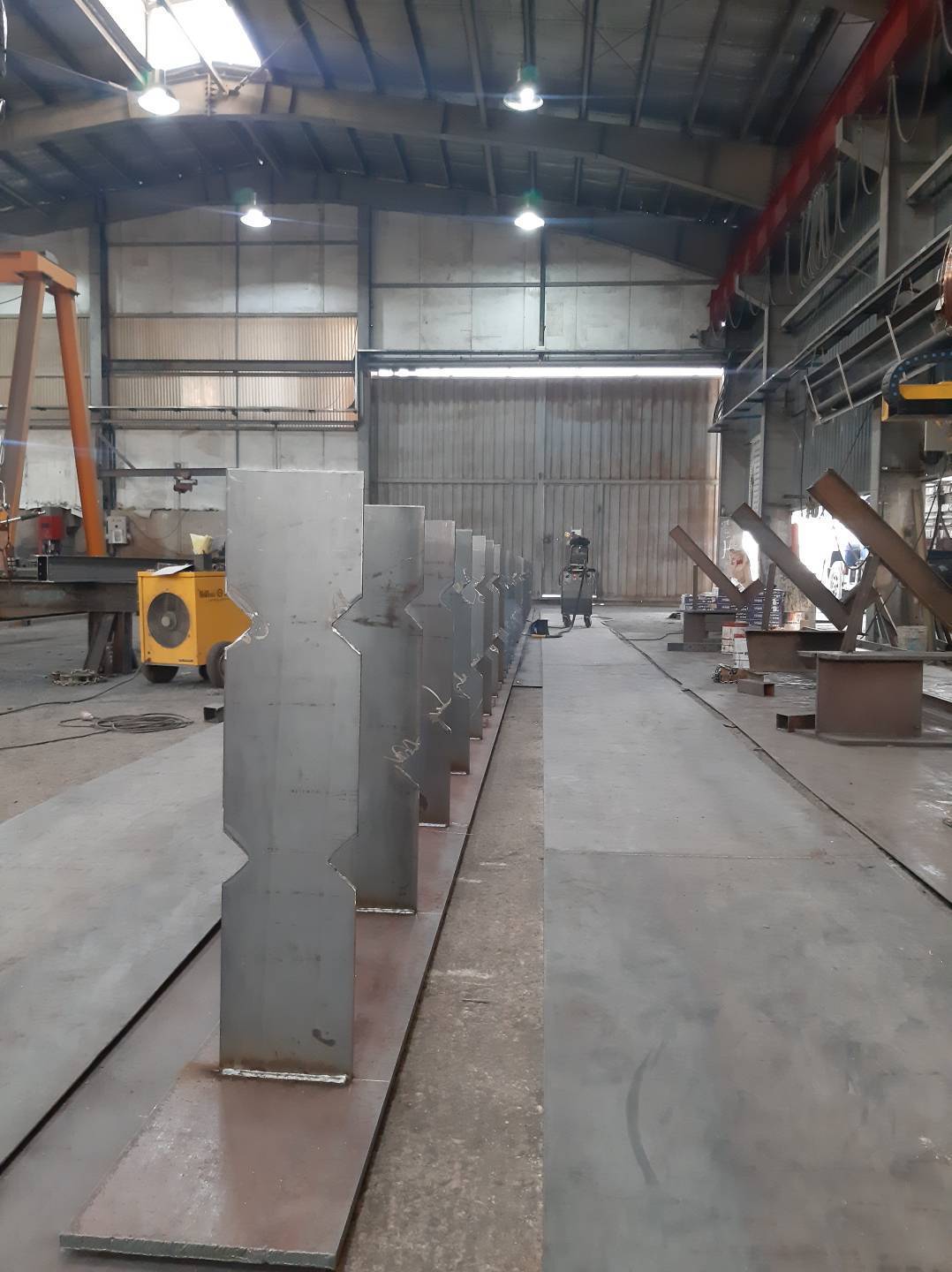 پروژه ساخت و نصب پل جرثقیل سقفی – اجرای حرفه‌ای توسط افق سوله آریا